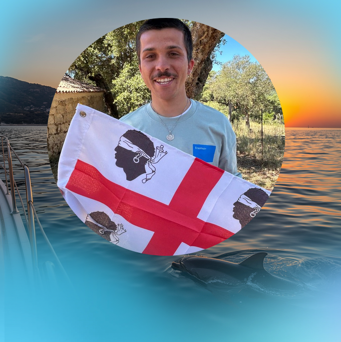 Loris, apprenant en BTSA GPN au Campus AgriCorsica de Sart&egrave;ne, pr&eacute;sente un drapeau sarde avant son stage Erasmus+ en Italie.