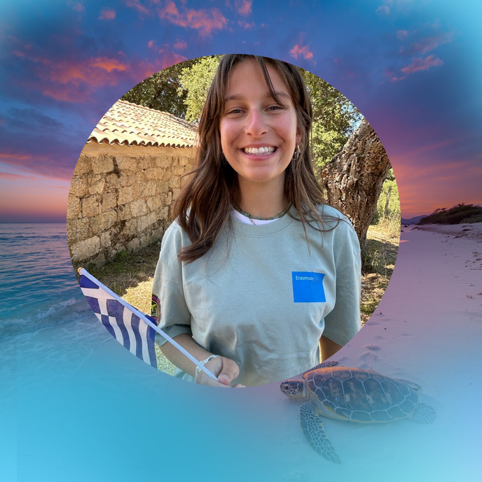 Jade, apprenante en BTSA GPN au lyc&eacute;e agricole de Sart&egrave;ne, tient un drapeau grec dans le cadre de sa mobilit&eacute; Erasmus+ en Gr&egrave;ce.