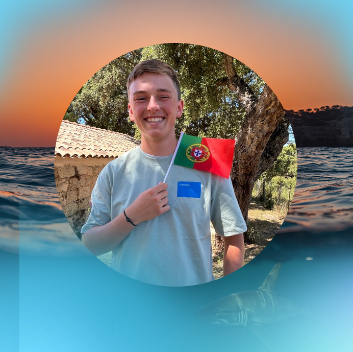 Ange-Marie, apprenant en BTSA GPN au lyc&eacute;e agricole de Sart&egrave;ne, tient un drapeau portugais pour sa mobilit&eacute; Erasmus+ au Portugal.