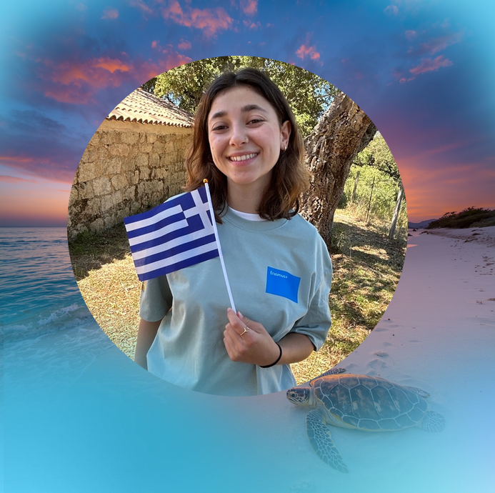 Louna, apprenante en BTSA GPN au Campus AgriCorsica, tient un drapeau grec avant son stage Erasmus+ consacr&eacute; aux tortues marines.