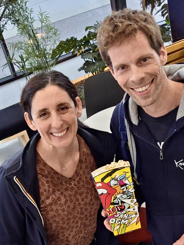 Barbara Morandini et Justin Tigreat enseignants, posent c&ocirc;te &agrave; c&ocirc;te au cin&eacute;ma L'Ellipse. Ils sourient face &agrave; l'objectif, Julien Tigreat tenant un paquet de pop-corn, dans un espace int&eacute;rieur convivial.