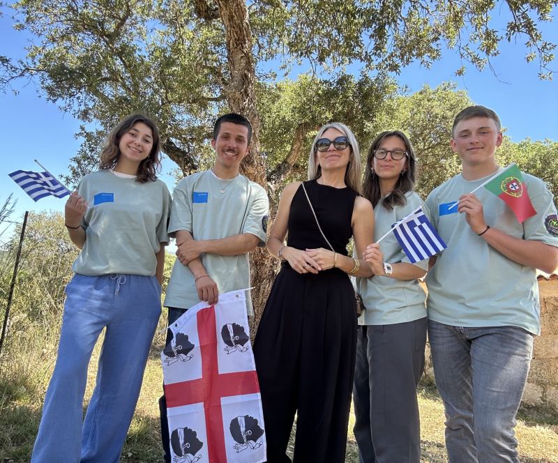 Quatre apprenants de BTSA GPN du Campus AgriCorsica de Sart&egrave;ne posent avec Mme Legey et des drapeaux europ&eacute;ens avant leur mobilit&eacute; Erasmus+.
